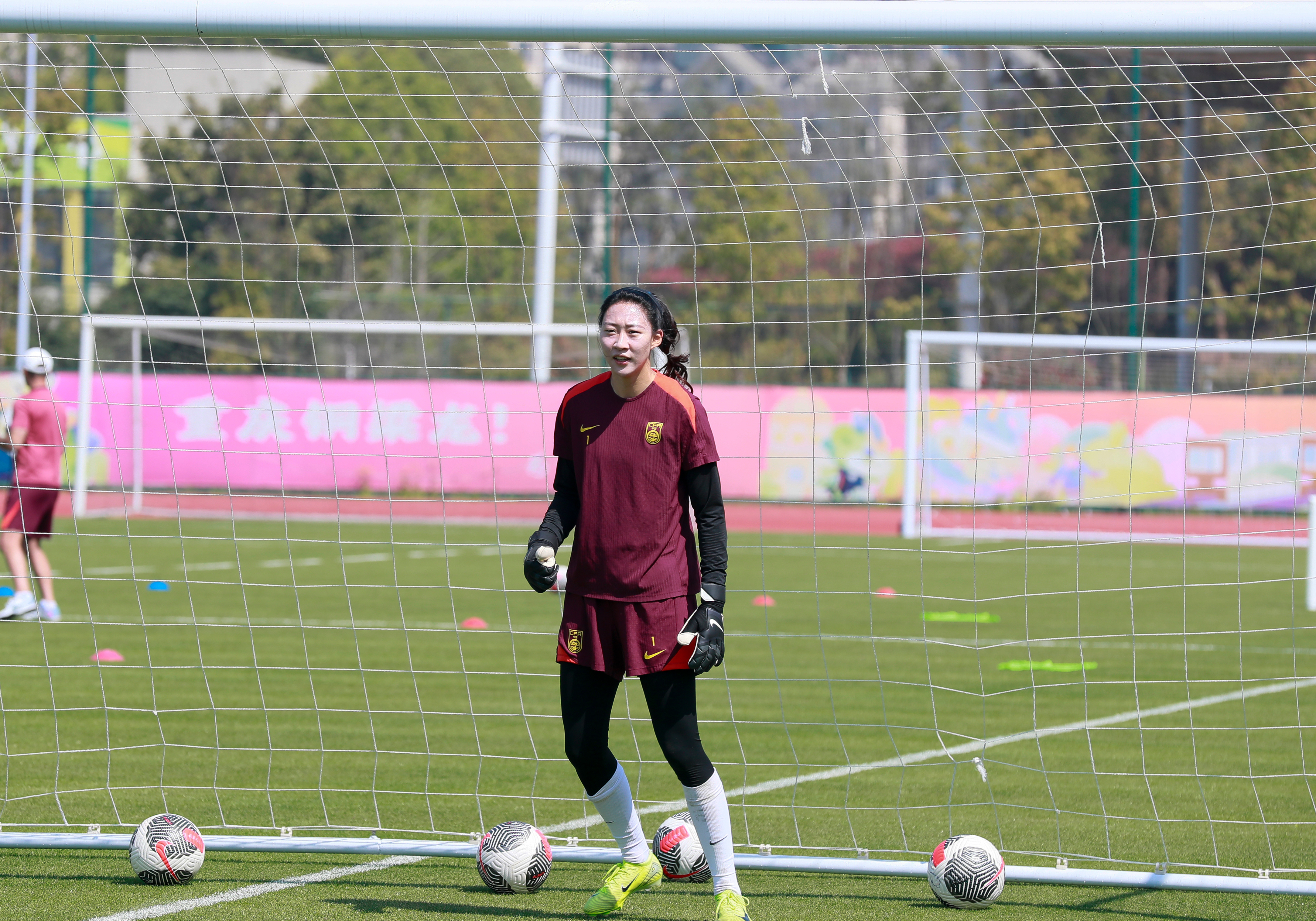 女足球员参加训练营,为国家队选拔积极备战 女足球员参加训练营,为国家队选拔积极备战