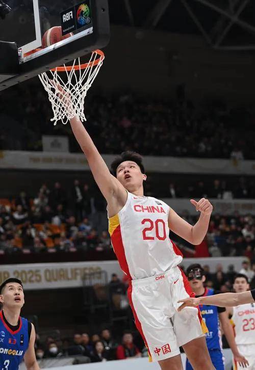 人中锋再次领衔：球队明星誓要登上巅峰的简单介绍