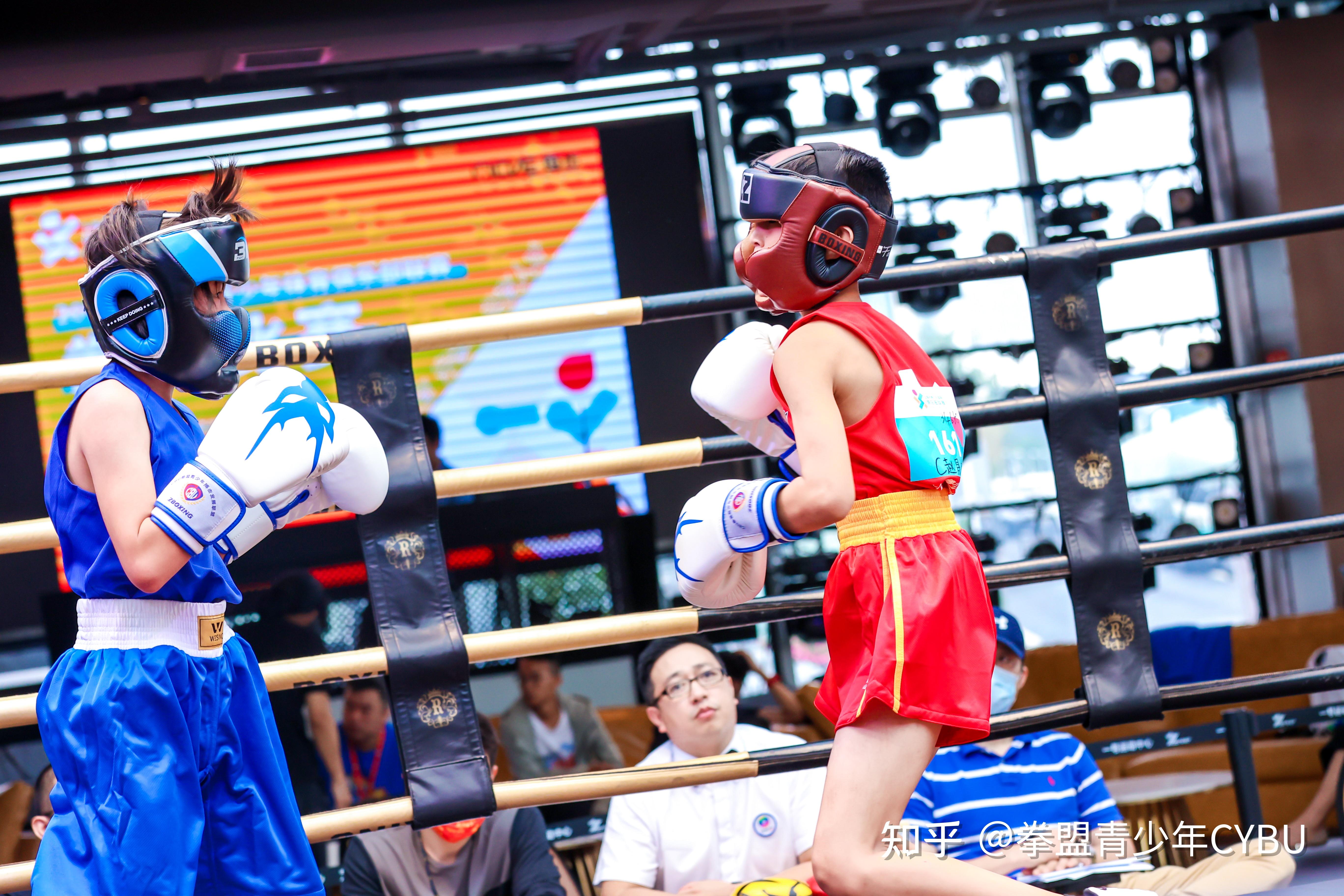 拳击比赛中的激烈对抗,火爆全场 拳击比赛中的激烈对抗,火爆全场