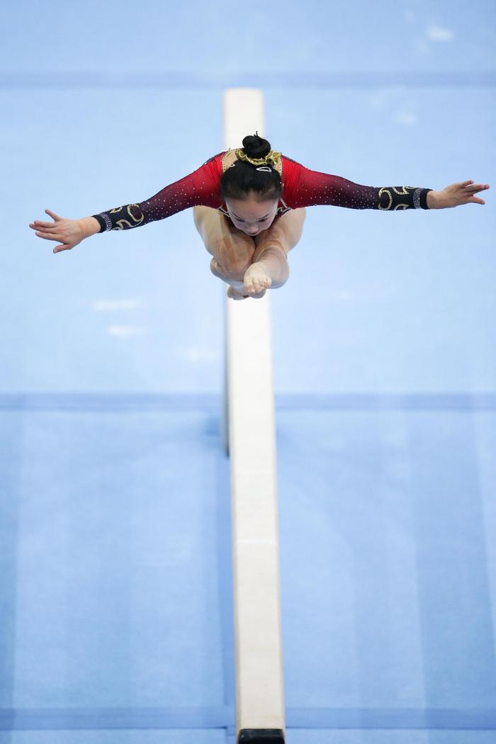 美国体操选手在平衡木项目中表现抢眼