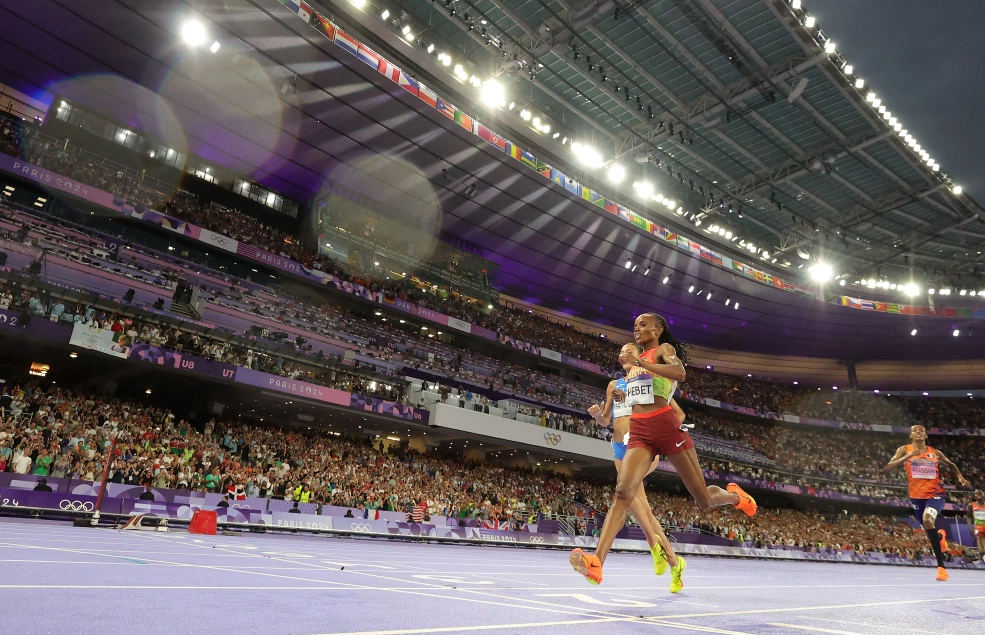 包含田径比赛中，肯尼亚运动员速度惊人，夺冠的词条