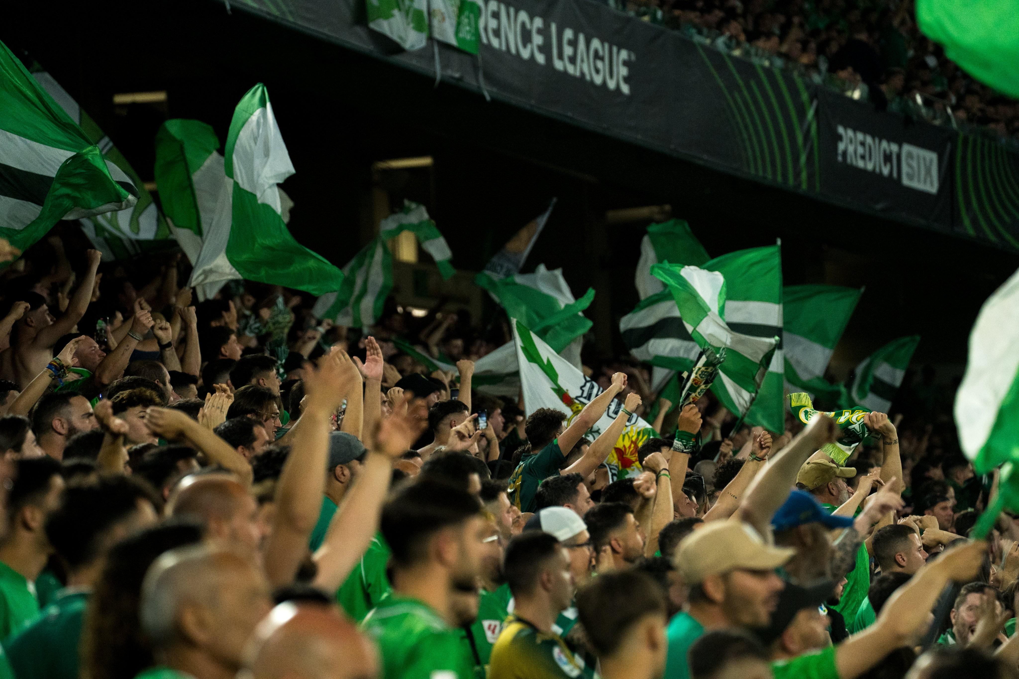 曼联女足队员争取胜利赛场加油 曼联女足队员争取胜利赛场加油