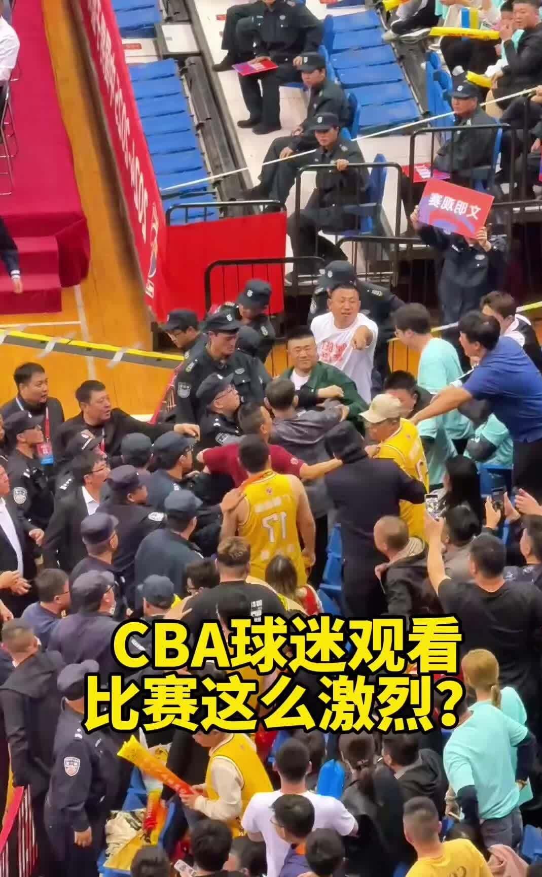 包含竞技场上热闹异常，球迷热情高涨的词条