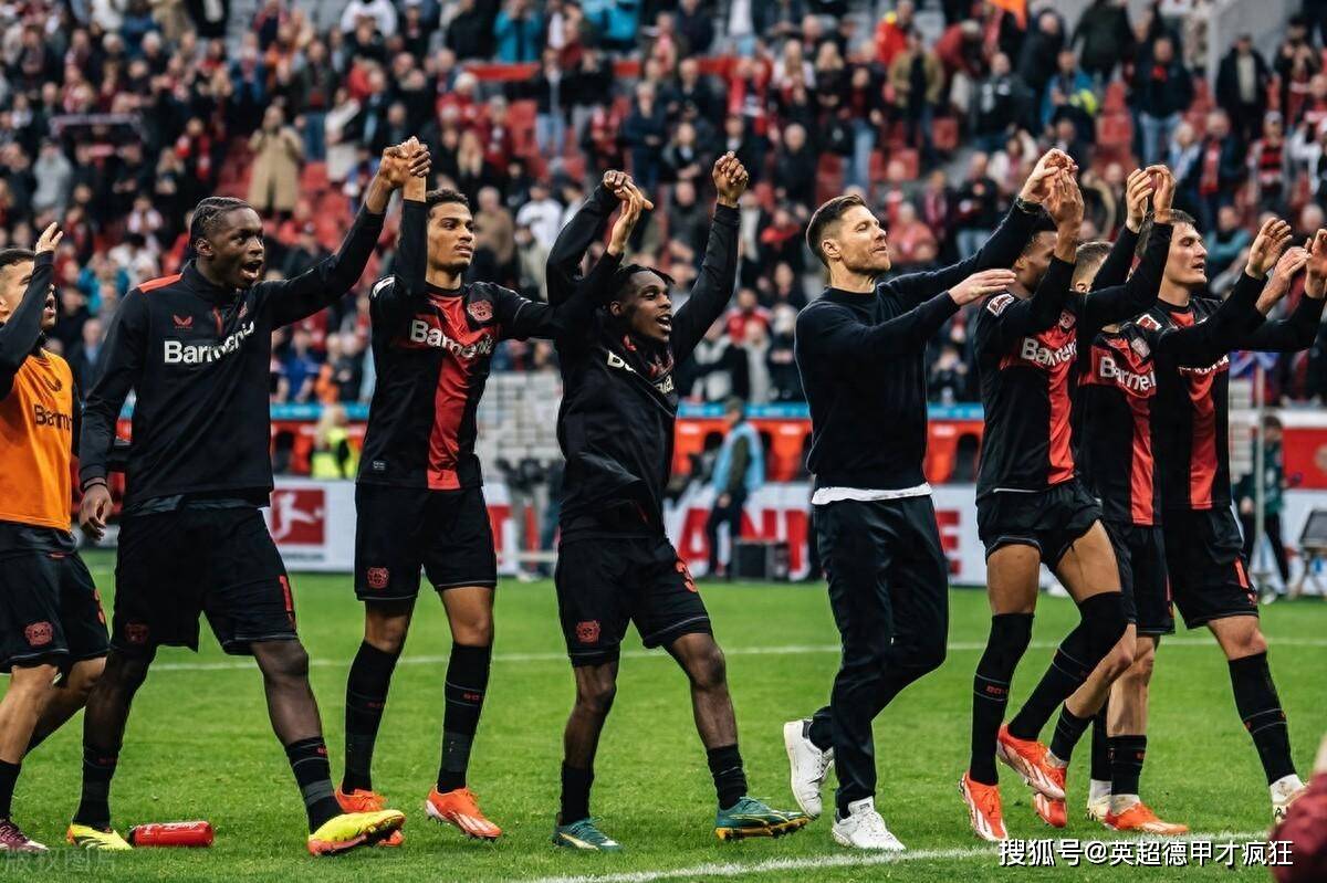 拜仁慕尼黑击败勒沃库森，成功捧起德甲冠军奖杯