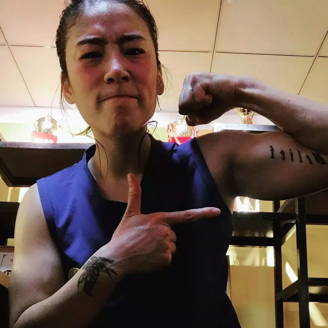 开云体育下载-卡塔尔女子拳击选手完胜对手，登上领奖台