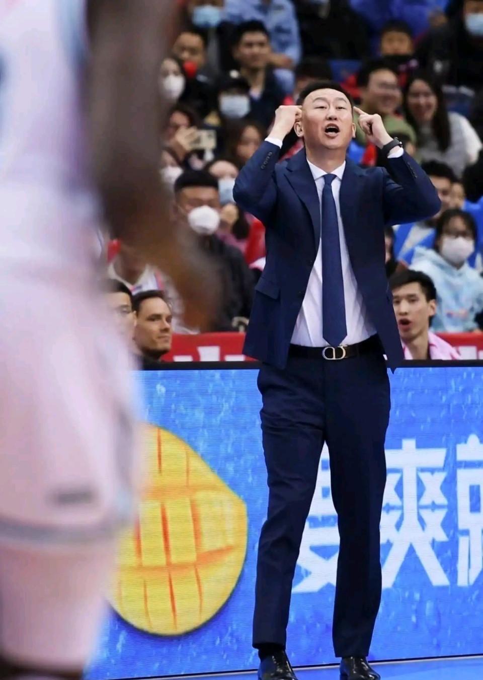 开云下载-CBA球队遭遇连败，主帅面临压力