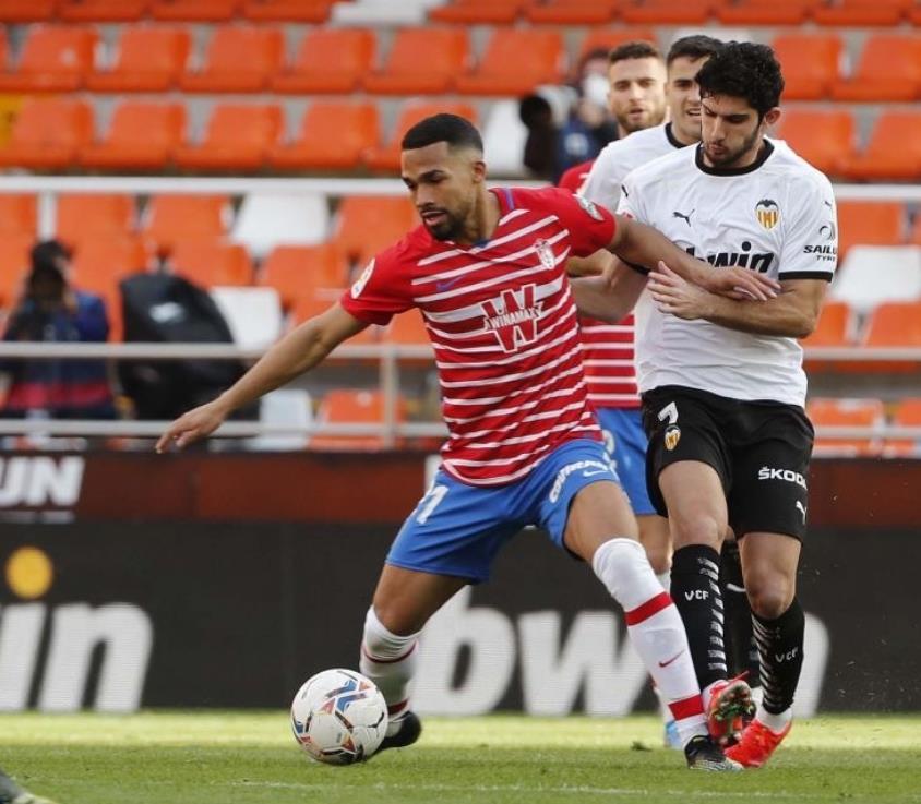 包含瓦朗谢纳主场取胜，继续领跑积分榜的词条