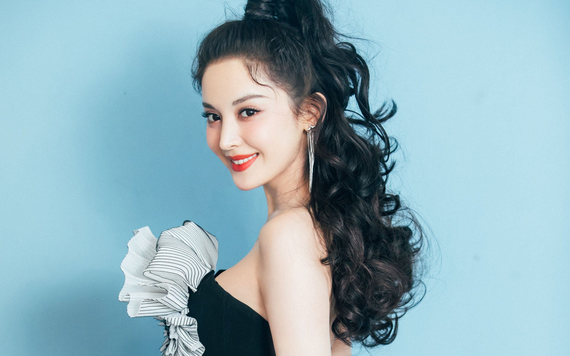 开云平台-巴黎圣日耳曼激战塞维利亚，阿克稳定输出，铸就不败防线