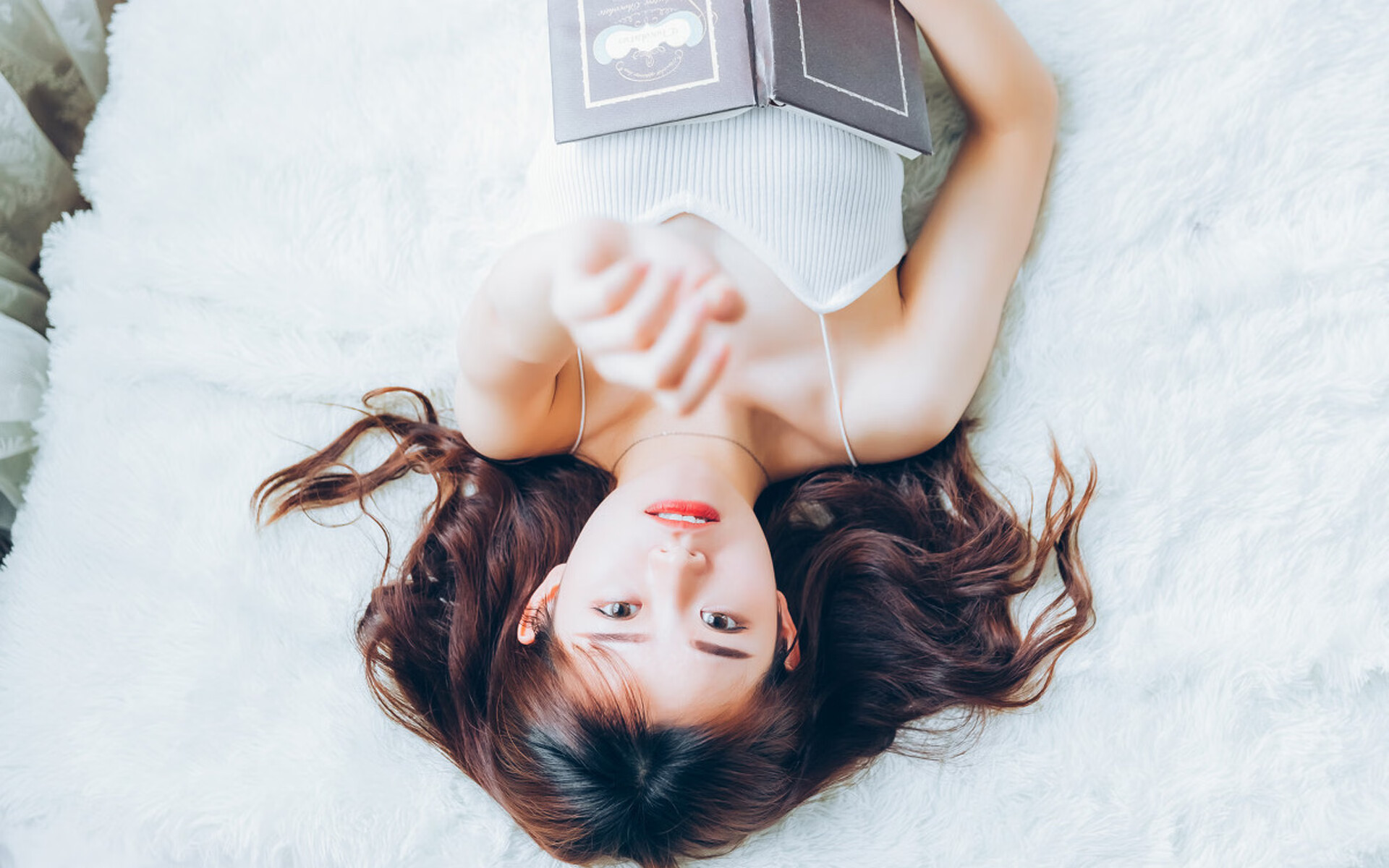 开云体育在线-终极弯道，F1争冠夜映射下的伦纳德完美控场