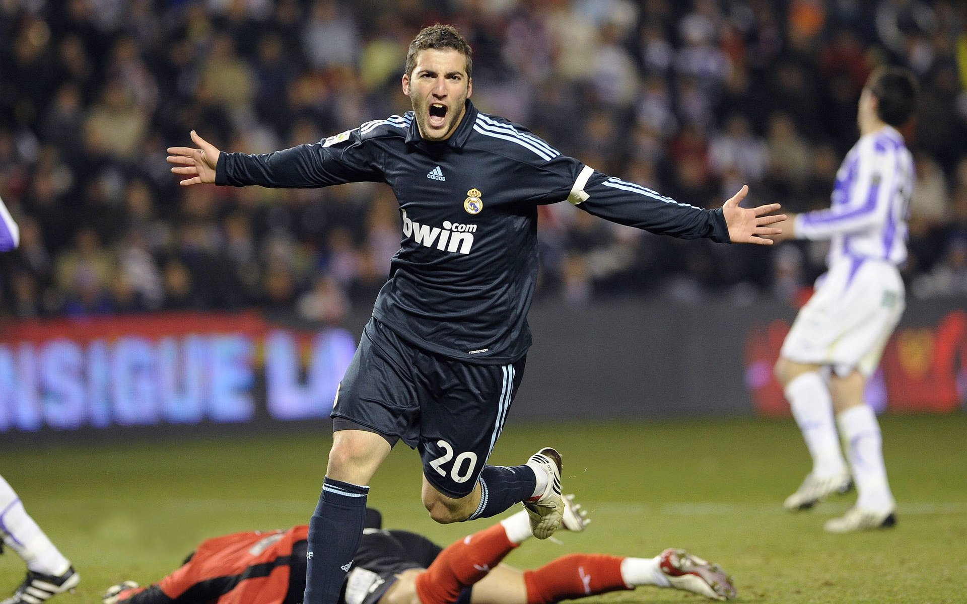 引擎轰鸣与绿茵烽火，当F1新季启程撞上世界杯惊天冷门