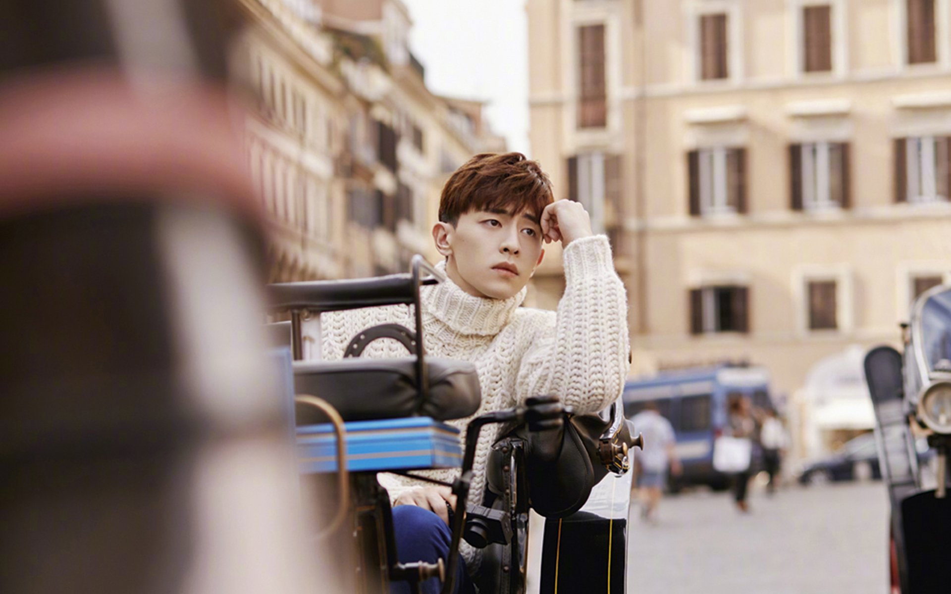 开云平台-佛罗伦萨的夜色与突尼斯的晨曦，足球如何将两种绝境熔炼成永恒