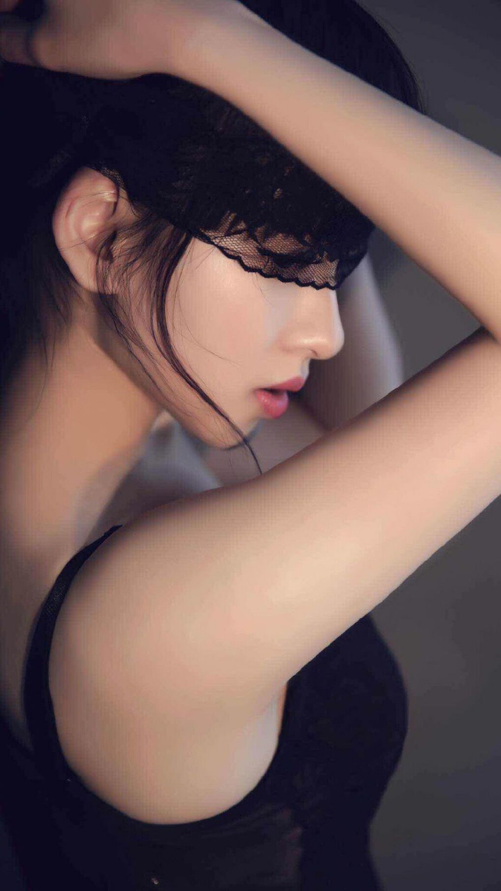 冷门之夜,喀麦隆铁血防线完胜西班牙,卢卡库双响导演H组生死战奇迹